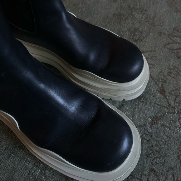 Bottega Venetta Tire Chelsea Boot in Black / Sea Salt - Picture 8 of 12